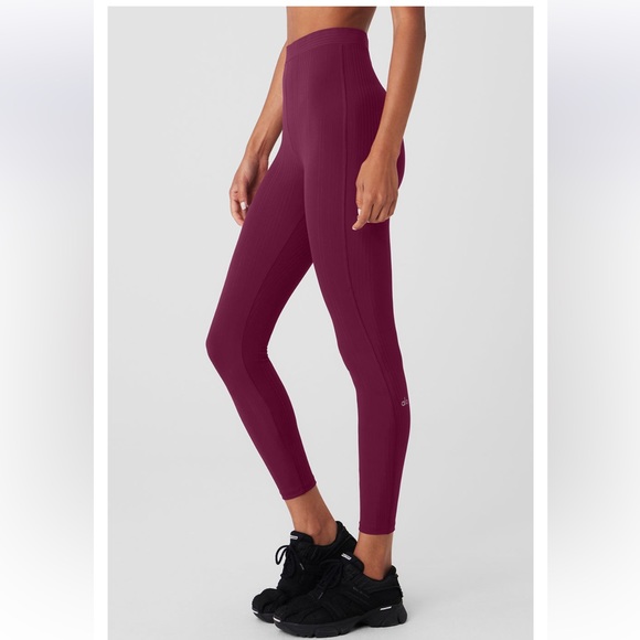 ALO Yoga Pants - ALO Yoga High-Waist 7/8 Airlift Run it Back Legging - Wild Berry - Size Small